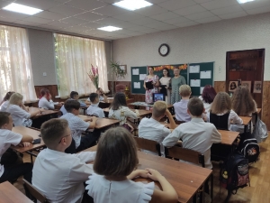 Начало учебного года в Донецке начали с классного часа &quot;В культуре народа его память, мудрость и наследие&quot;